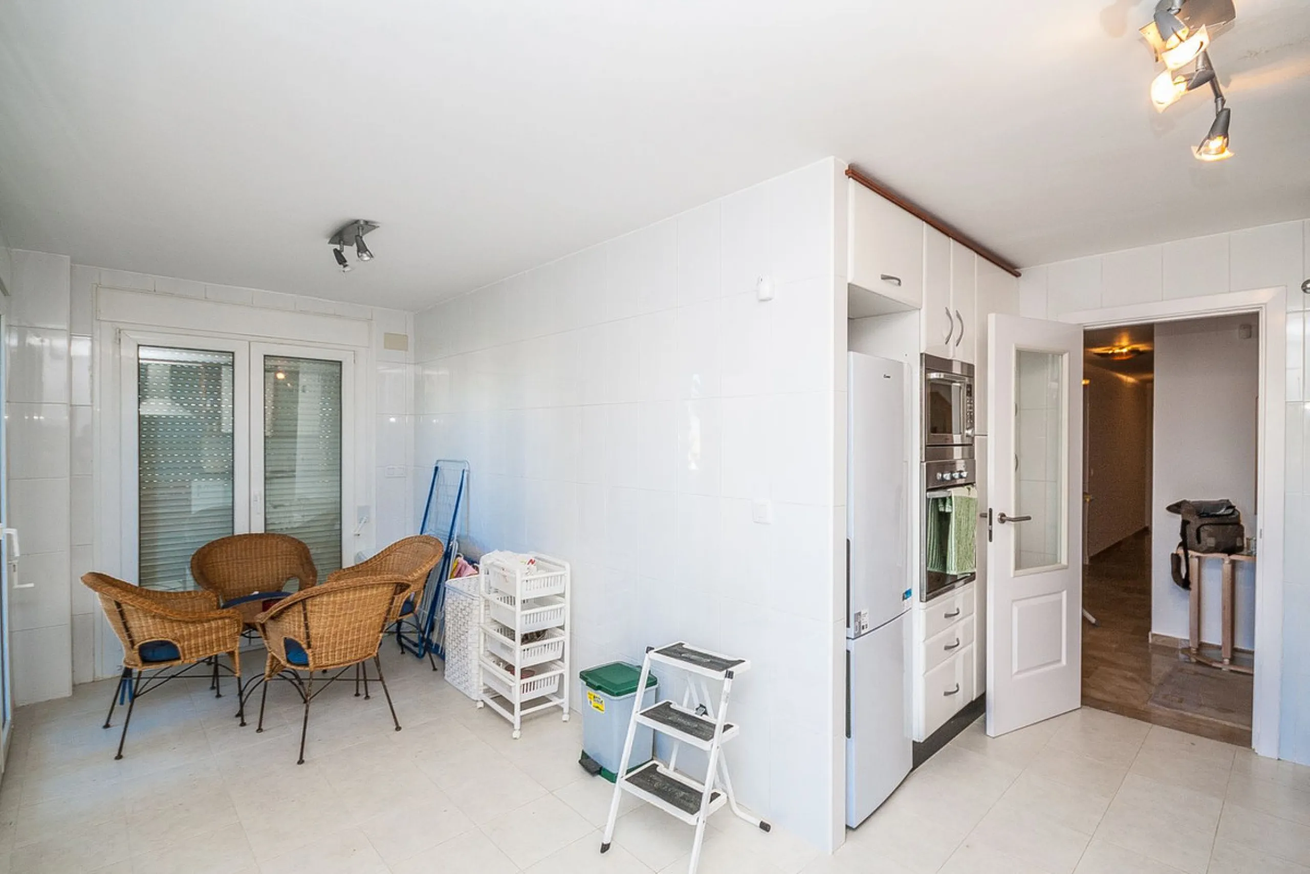 This spacious ground floor apartment in Riviera del Sol offers a perfect combination of comfort and convenience. The property features three bedrooms and three bathrooms, a bright and generous lounge dining area, and a fully fitted kitchen.