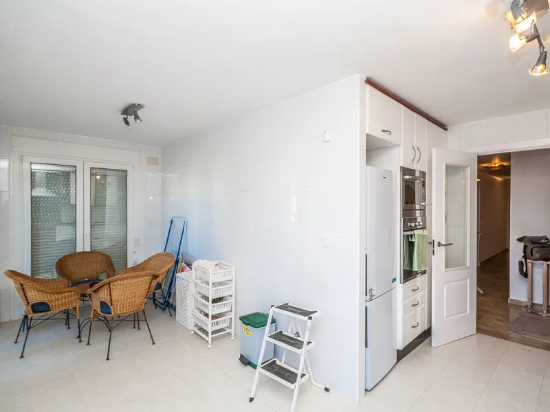 This spacious ground floor apartment in Riviera del Sol offers a perfect combination of comfort and convenience. The property features three bedrooms and three bathrooms, a bright and generous lounge dining area, and a fully fitted kitchen.