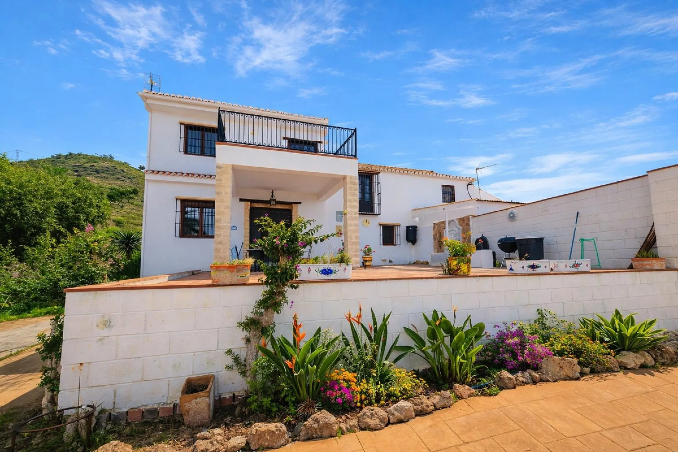 House - Finca - Cortijo в продаже в Cártama, Málaga. В доме 5 спален и 1 ванных комнат. Площадь дома 253 м². Площадь участка 8000 м²