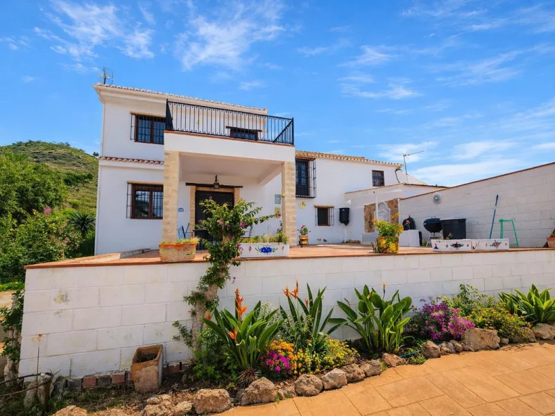 House - Finca - Cortijo в продаже в Cártama, Málaga. В доме 5 спален и 1 ванных комнат. Площадь дома 253 м². Площадь участка 8000 м²