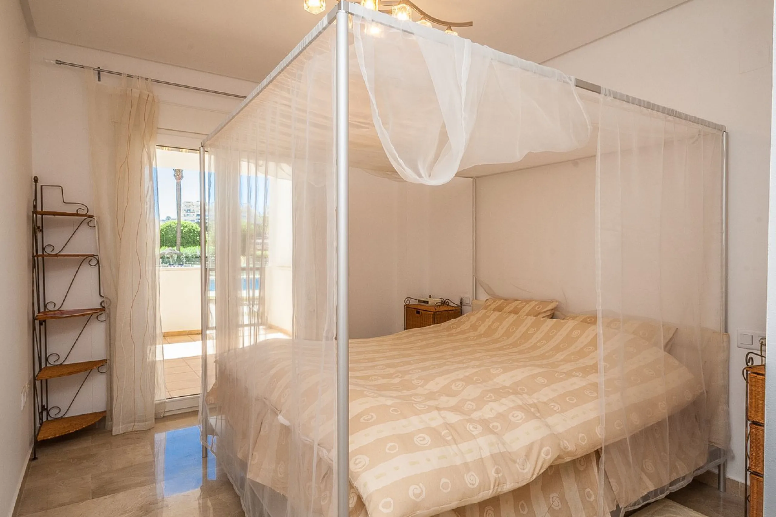 This spacious ground floor apartment in Riviera del Sol offers a perfect combination of comfort and convenience. The property features three bedrooms and three bathrooms, a bright and generous lounge dining area, and a fully fitted kitchen.