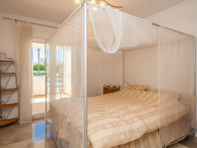This spacious ground floor apartment in Riviera del Sol offers a perfect combination of comfort and convenience. The property features three bedrooms and three bathrooms, a bright and generous lounge dining area, and a fully fitted kitchen.
