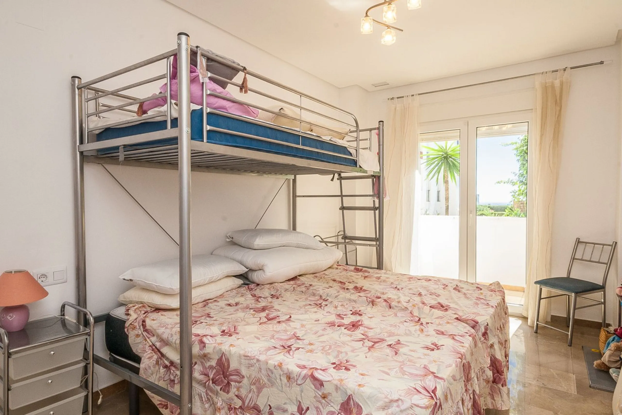 This spacious ground floor apartment in Riviera del Sol offers a perfect combination of comfort and convenience. The property features three bedrooms and three bathrooms, a bright and generous lounge dining area, and a fully fitted kitchen.