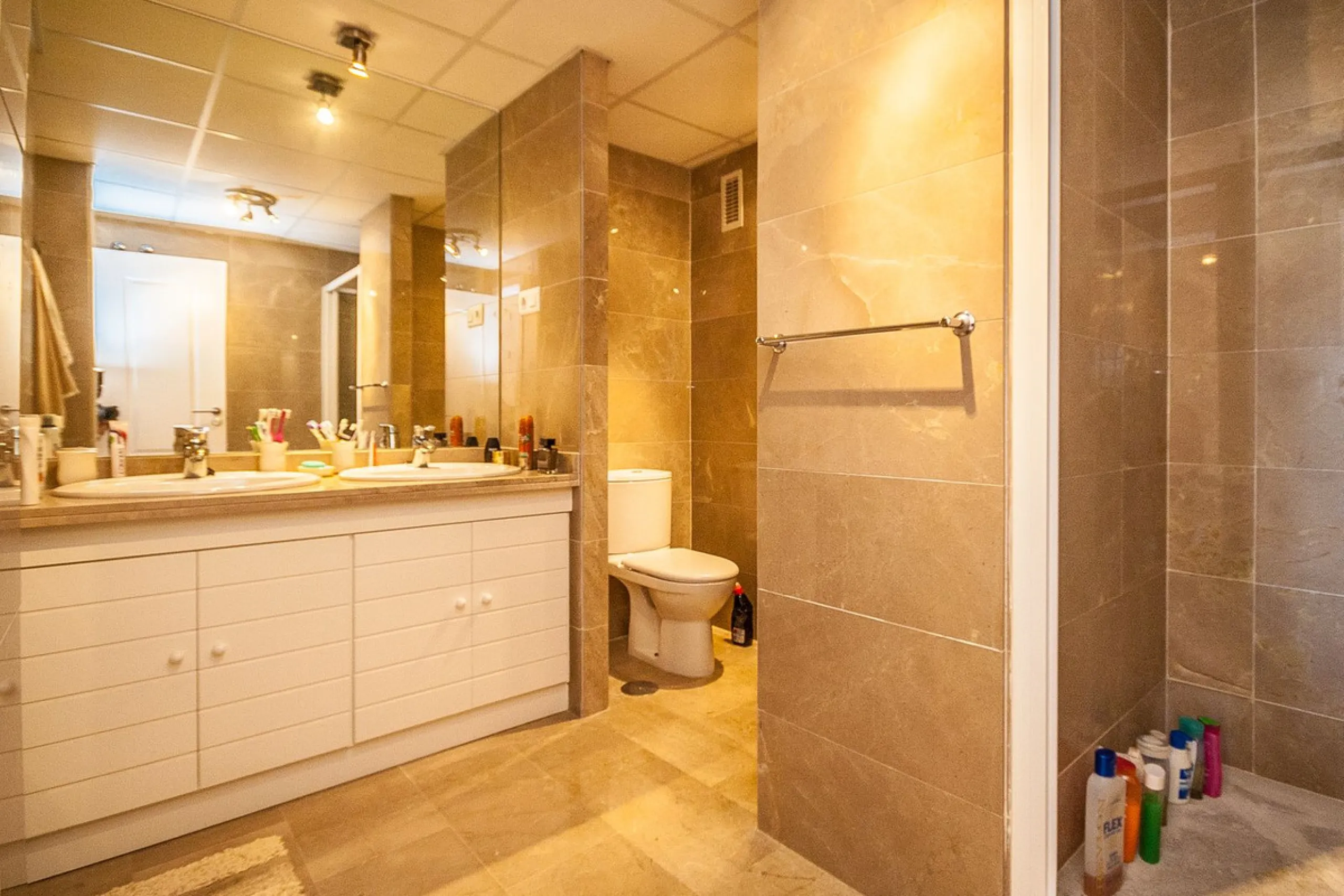 This spacious ground floor apartment in Riviera del Sol offers a perfect combination of comfort and convenience. The property features three bedrooms and three bathrooms, a bright and generous lounge dining area, and a fully fitted kitchen.