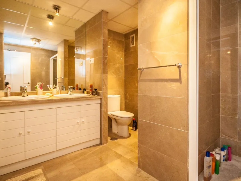This spacious ground floor apartment in Riviera del Sol offers a perfect combination of comfort and convenience. The property features three bedrooms and three bathrooms, a bright and generous lounge dining area, and a fully fitted kitchen.
