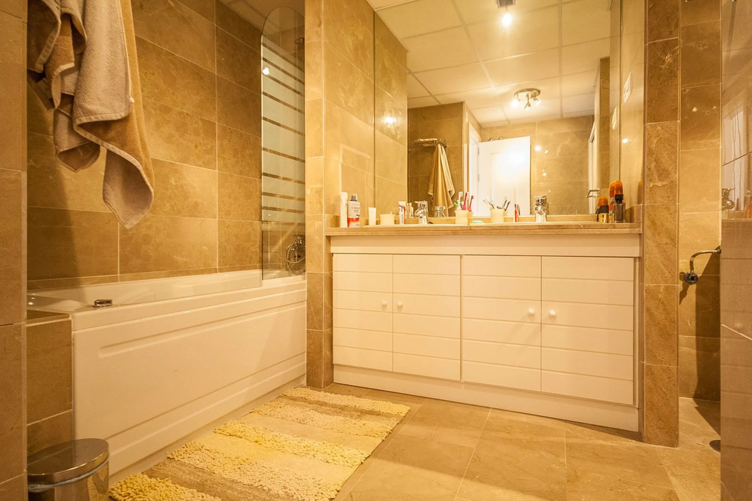This spacious ground floor apartment in Riviera del Sol offers a perfect combination of comfort and convenience. The property features three bedrooms and three bathrooms, a bright and generous lounge dining area, and a fully fitted kitchen.