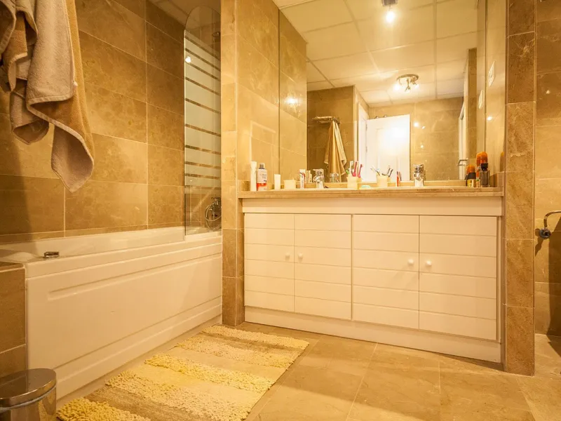 This spacious ground floor apartment in Riviera del Sol offers a perfect combination of comfort and convenience. The property features three bedrooms and three bathrooms, a bright and generous lounge dining area, and a fully fitted kitchen.
