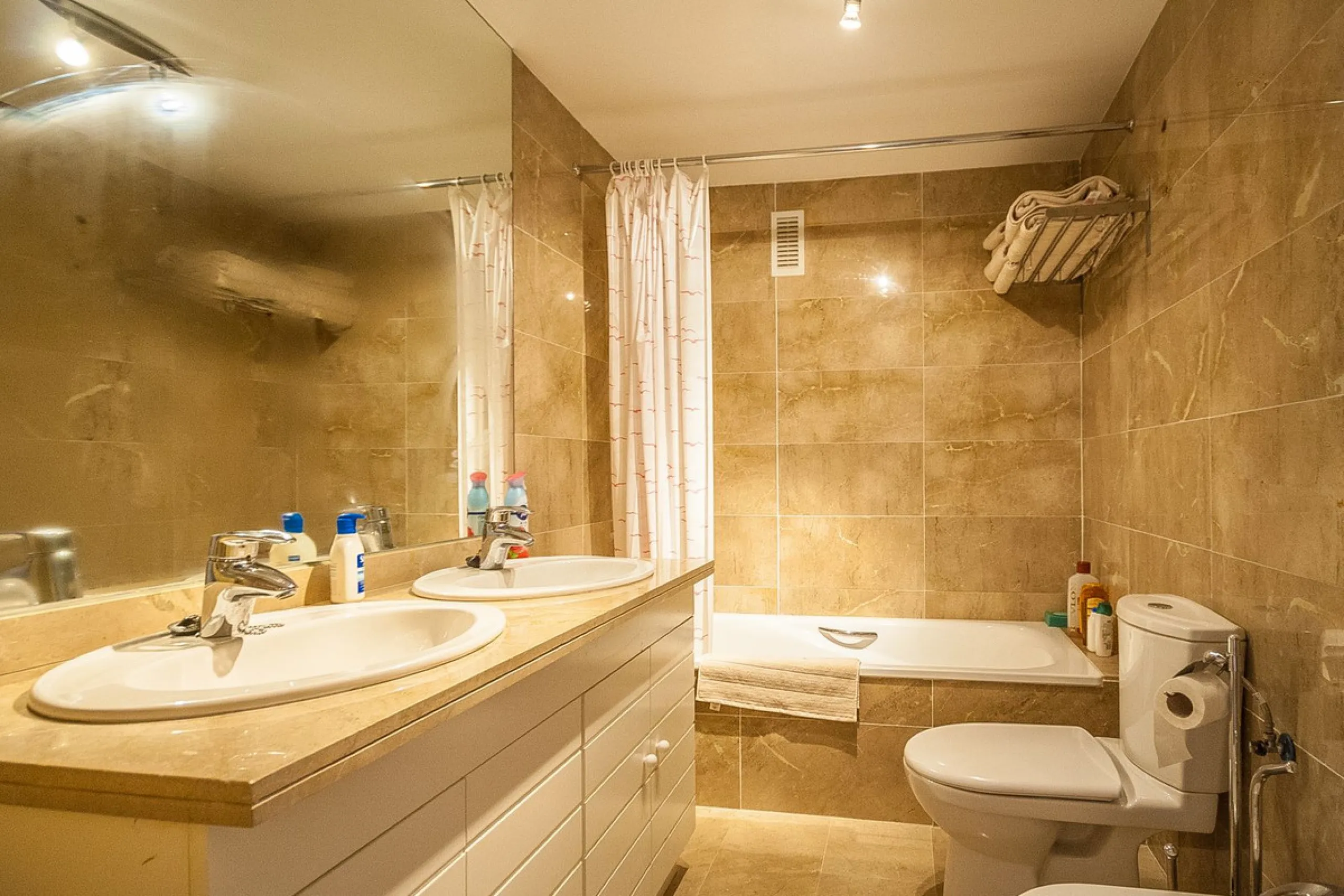 This spacious ground floor apartment in Riviera del Sol offers a perfect combination of comfort and convenience. The property features three bedrooms and three bathrooms, a bright and generous lounge dining area, and a fully fitted kitchen.