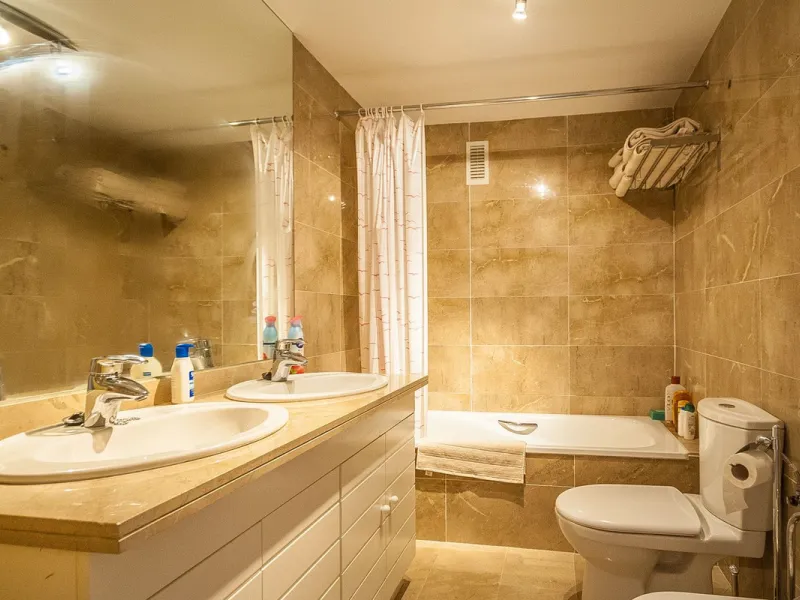 This spacious ground floor apartment in Riviera del Sol offers a perfect combination of comfort and convenience. The property features three bedrooms and three bathrooms, a bright and generous lounge dining area, and a fully fitted kitchen.