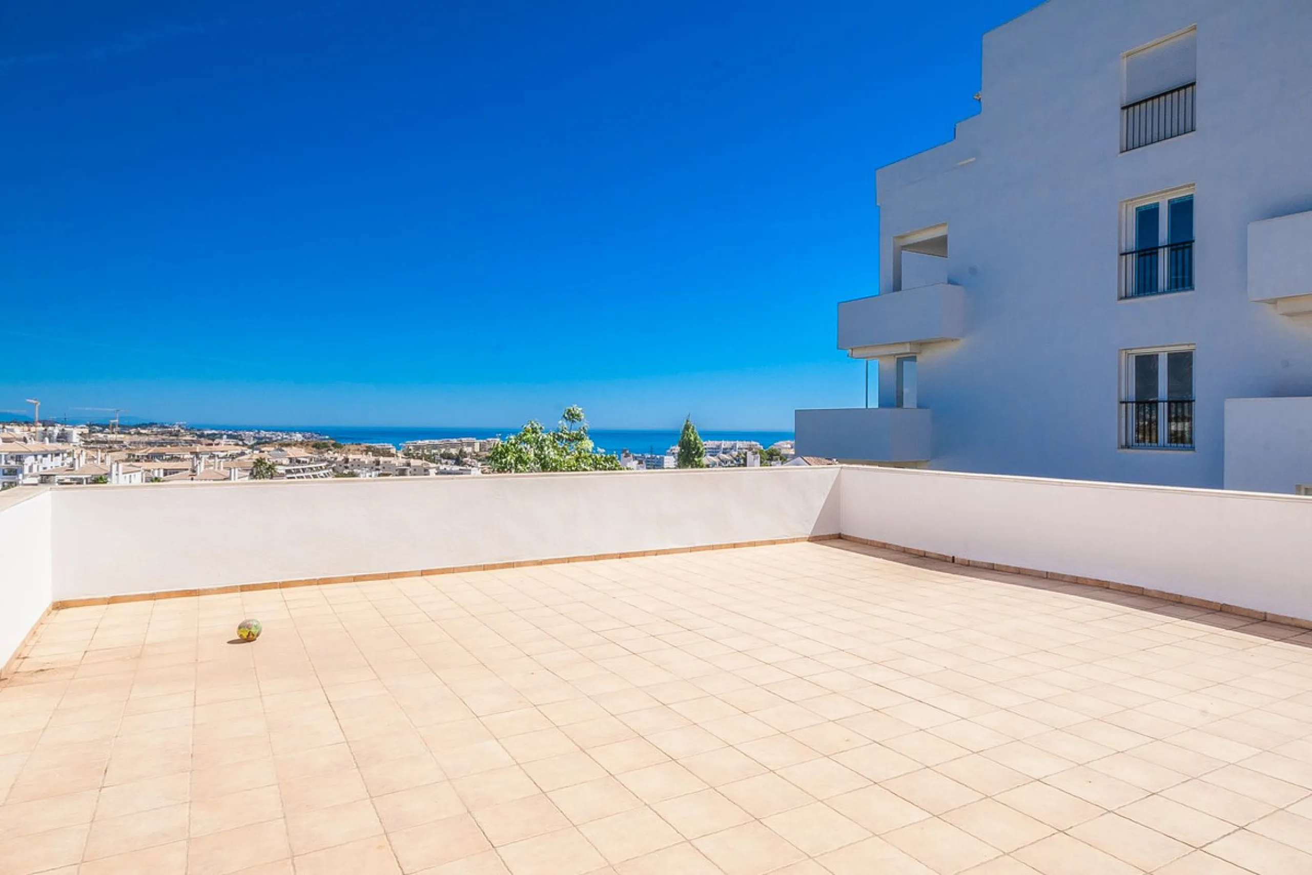 This spacious ground floor apartment in Riviera del Sol offers a perfect combination of comfort and convenience. The property features three bedrooms and three bathrooms, a bright and generous lounge dining area, and a fully fitted kitchen.