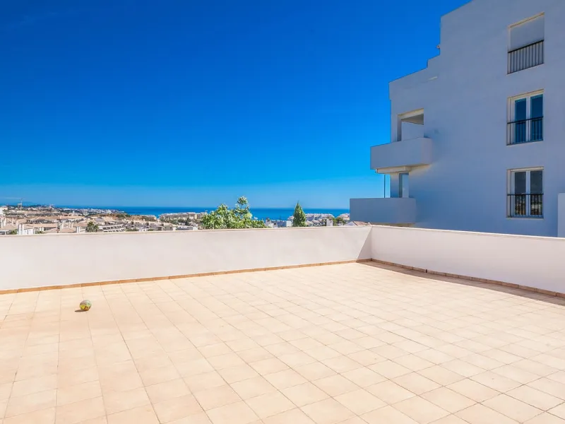 This spacious ground floor apartment in Riviera del Sol offers a perfect combination of comfort and convenience. The property features three bedrooms and three bathrooms, a bright and generous lounge dining area, and a fully fitted kitchen.
