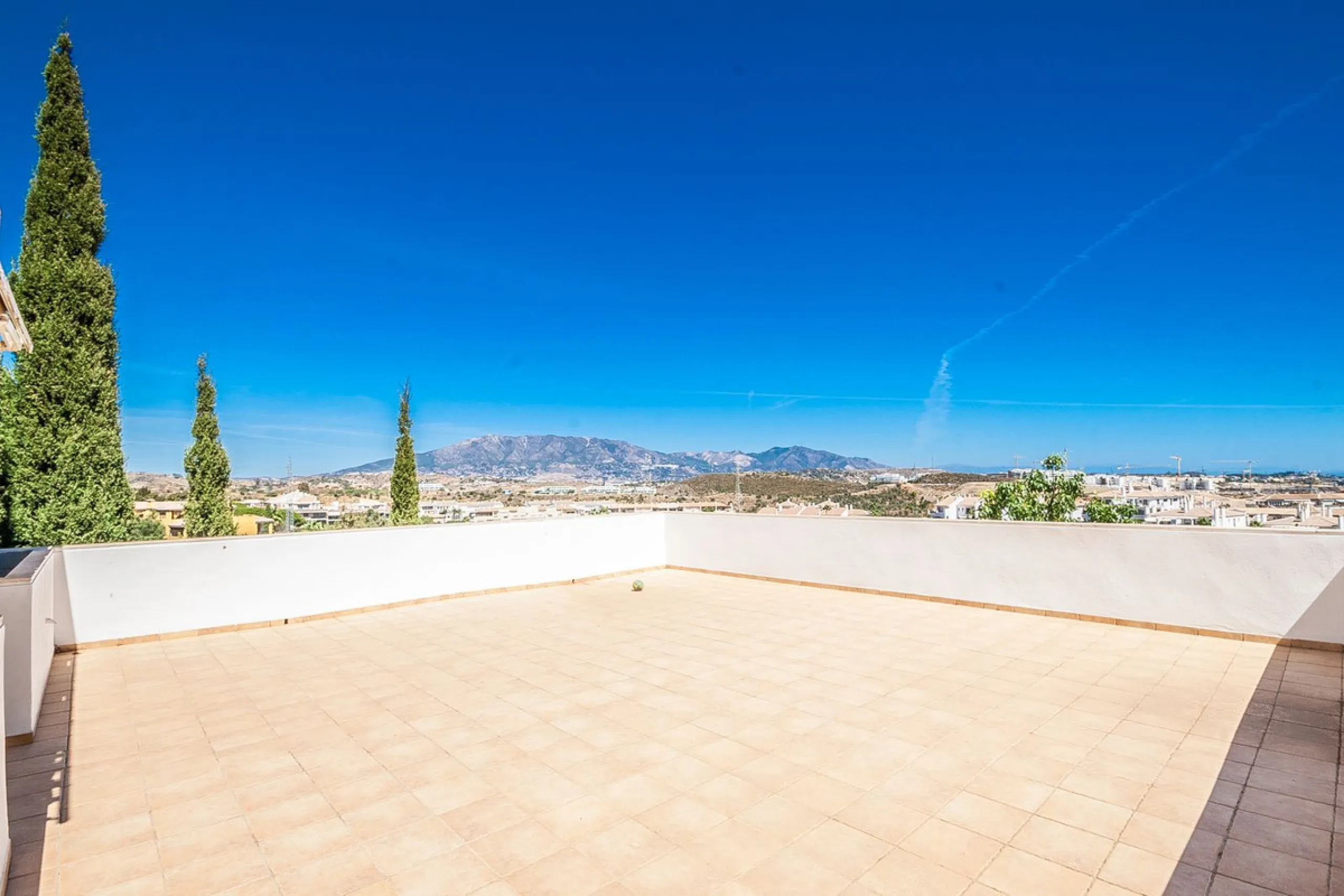 This spacious ground floor apartment in Riviera del Sol offers a perfect combination of comfort and convenience. The property features three bedrooms and three bathrooms, a bright and generous lounge dining area, and a fully fitted kitchen.