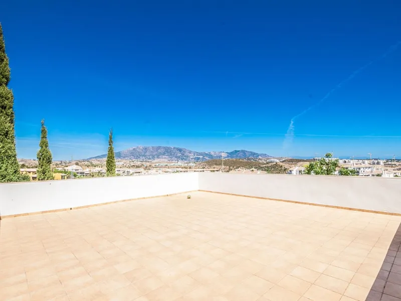 This spacious ground floor apartment in Riviera del Sol offers a perfect combination of comfort and convenience. The property features three bedrooms and three bathrooms, a bright and generous lounge dining area, and a fully fitted kitchen.