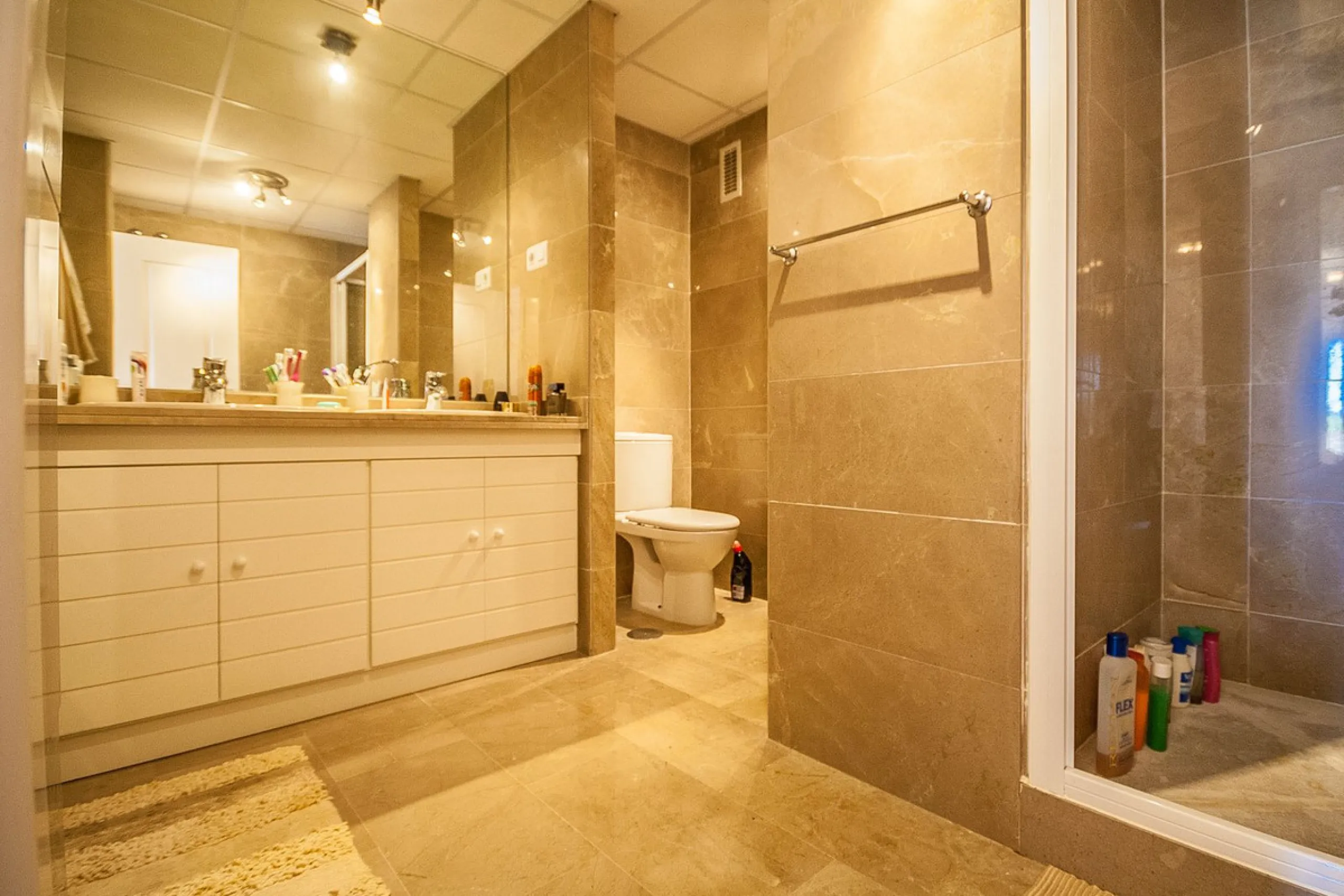 This spacious ground floor apartment in Riviera del Sol offers a perfect combination of comfort and convenience. The property features three bedrooms and three bathrooms, a bright and generous lounge dining area, and a fully fitted kitchen.