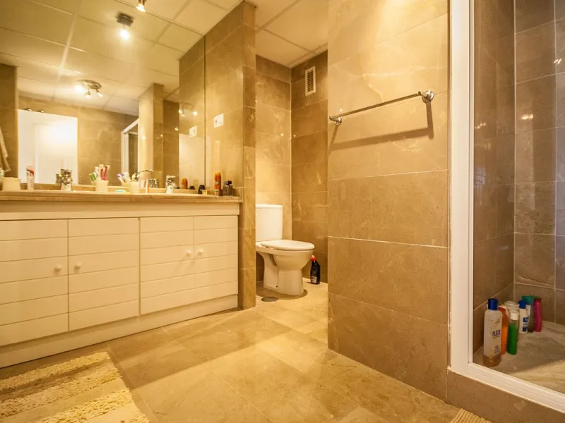 This spacious ground floor apartment in Riviera del Sol offers a perfect combination of comfort and convenience. The property features three bedrooms and three bathrooms, a bright and generous lounge dining area, and a fully fitted kitchen.