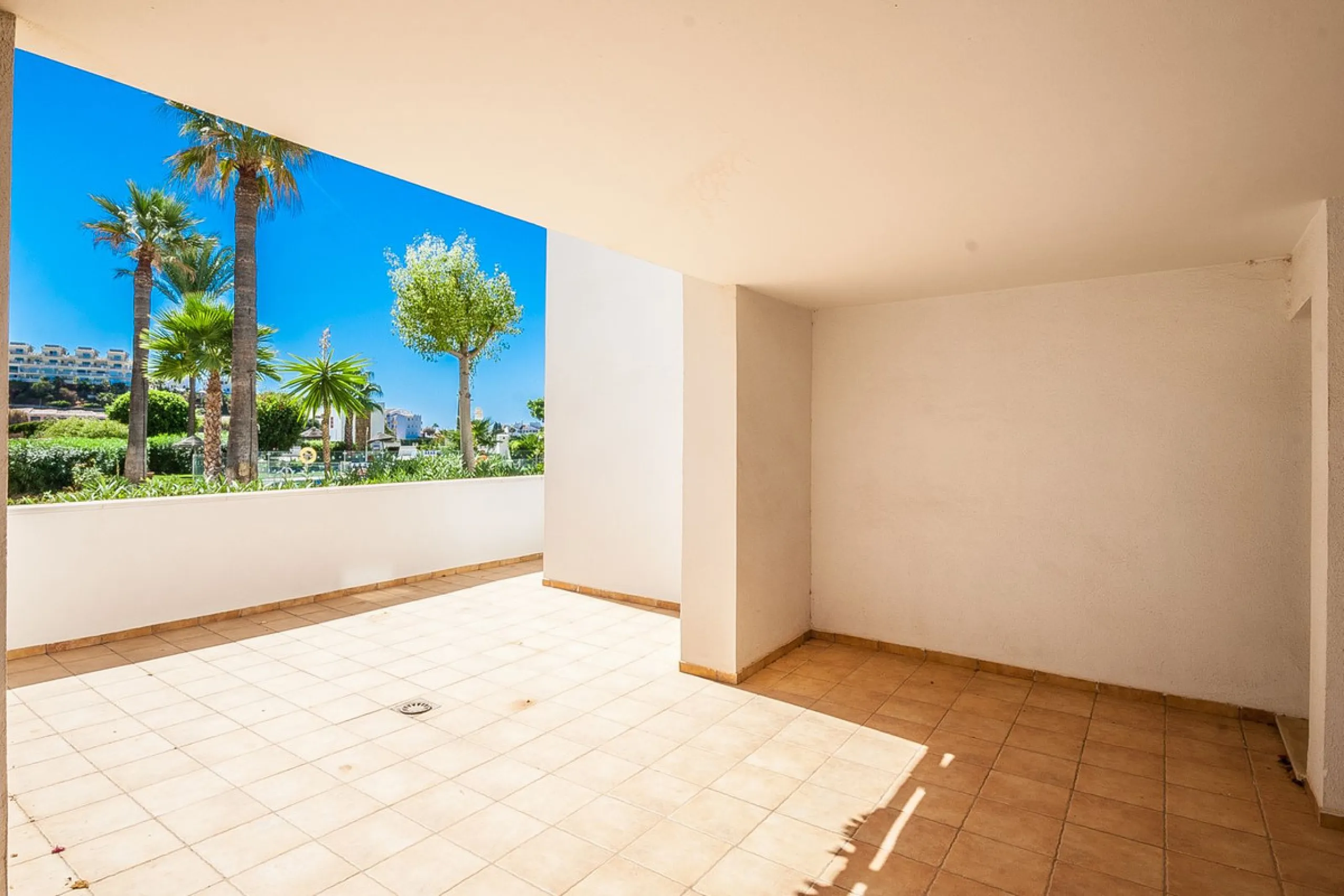 This spacious ground floor apartment in Riviera del Sol offers a perfect combination of comfort and convenience. The property features three bedrooms and three bathrooms, a bright and generous lounge dining area, and a fully fitted kitchen.