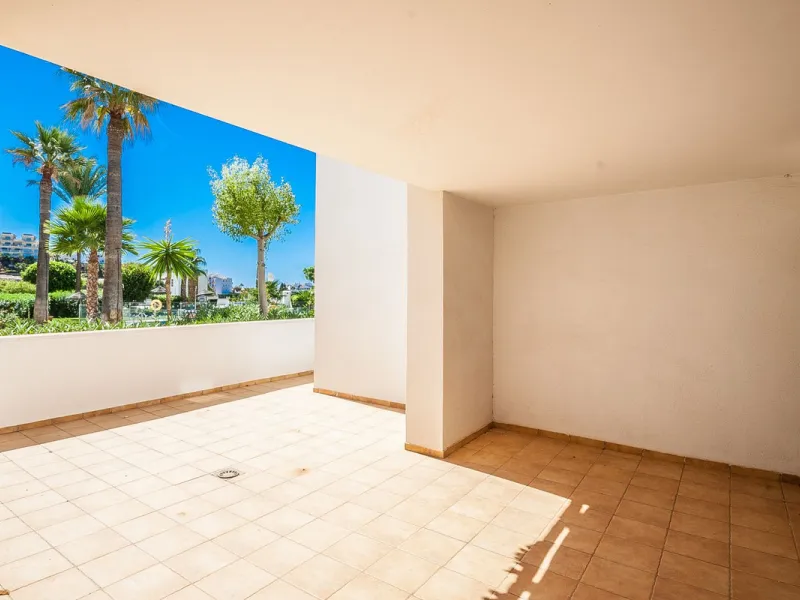 This spacious ground floor apartment in Riviera del Sol offers a perfect combination of comfort and convenience. The property features three bedrooms and three bathrooms, a bright and generous lounge dining area, and a fully fitted kitchen.