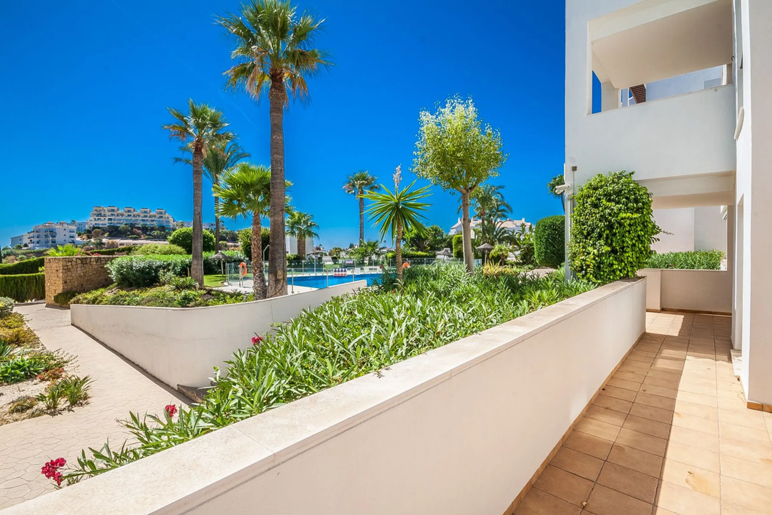 This spacious ground floor apartment in Riviera del Sol offers a perfect combination of comfort and convenience. The property features three bedrooms and three bathrooms, a bright and generous lounge dining area, and a fully fitted kitchen.