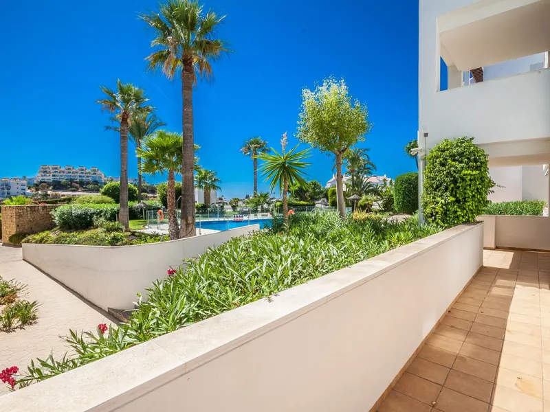 This spacious ground floor apartment in Riviera del Sol offers a perfect combination of comfort and convenience. The property features three bedrooms and three bathrooms, a bright and generous lounge dining area, and a fully fitted kitchen.