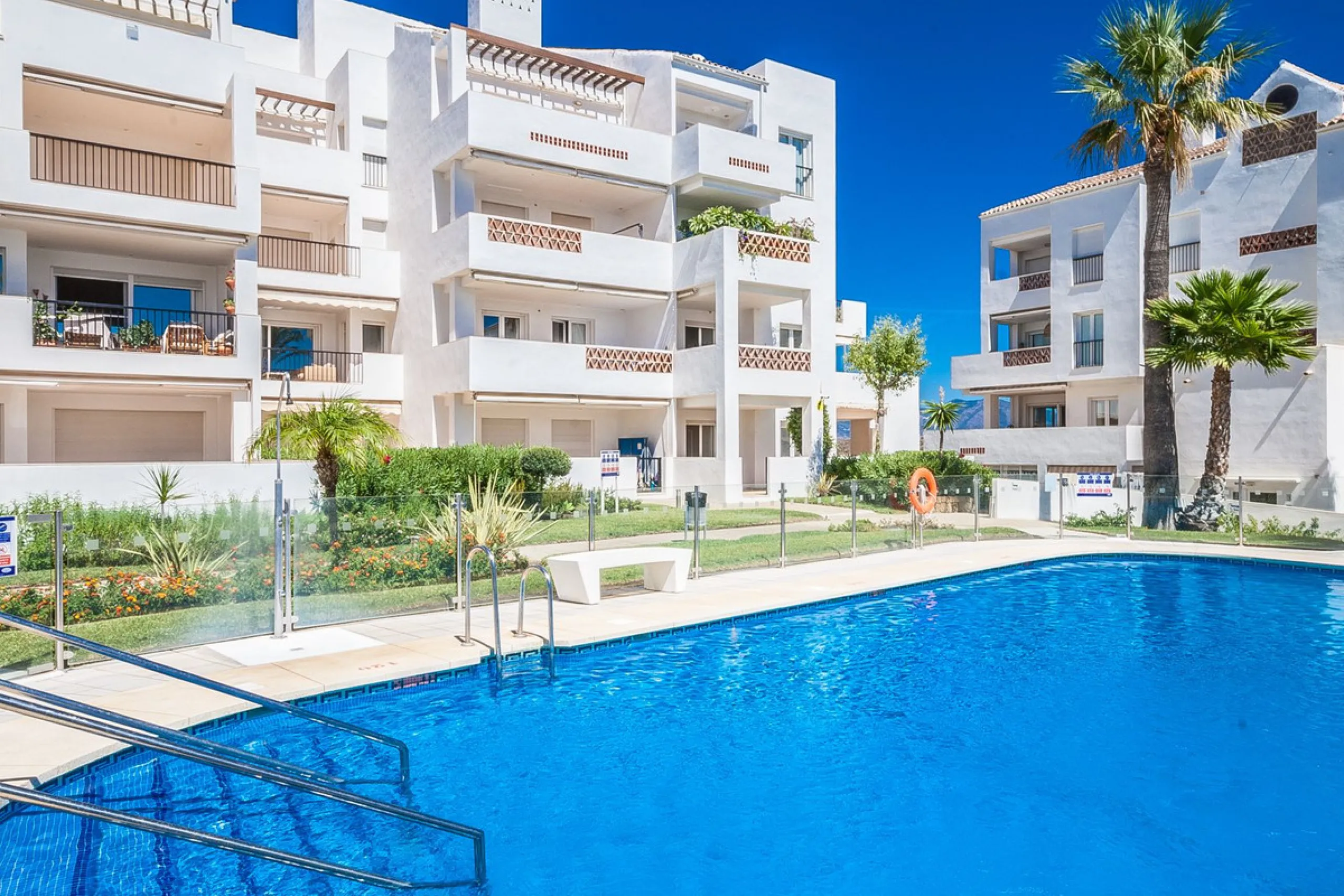 This spacious ground floor apartment in Riviera del Sol offers a perfect combination of comfort and convenience. The property features three bedrooms and three bathrooms, a bright and generous lounge dining area, and a fully fitted kitchen.