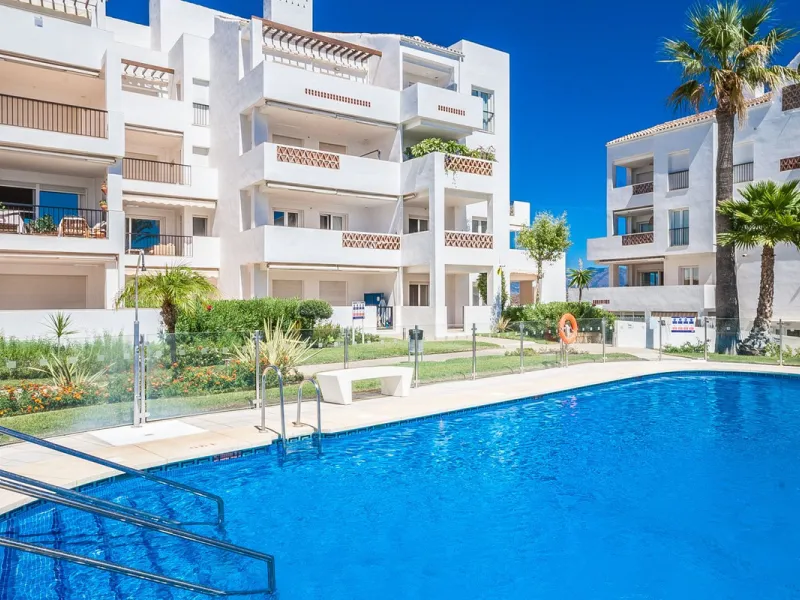 This spacious ground floor apartment in Riviera del Sol offers a perfect combination of comfort and convenience. The property features three bedrooms and three bathrooms, a bright and generous lounge dining area, and a fully fitted kitchen.