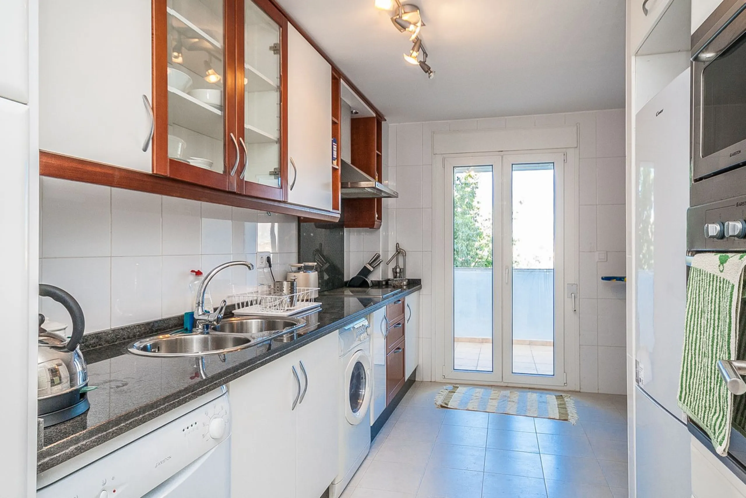 This spacious ground floor apartment in Riviera del Sol offers a perfect combination of comfort and convenience. The property features three bedrooms and three bathrooms, a bright and generous lounge dining area, and a fully fitted kitchen.