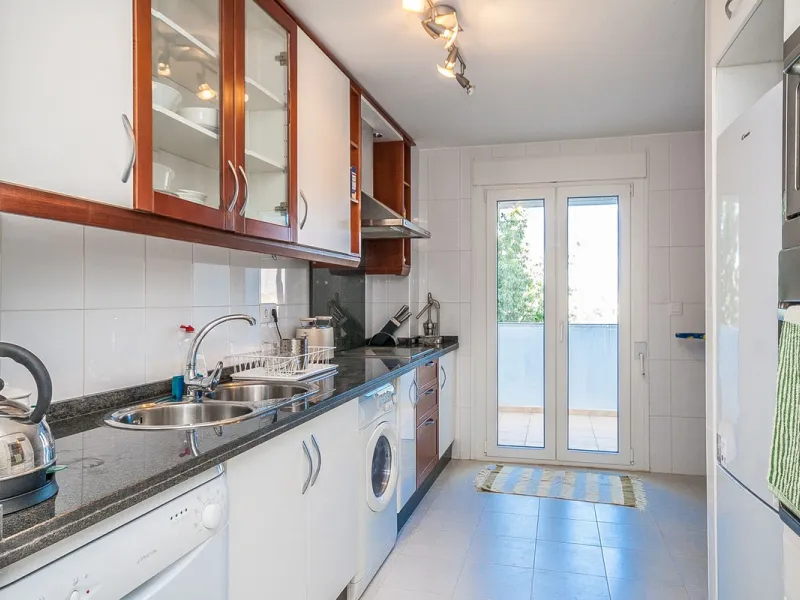 This spacious ground floor apartment in Riviera del Sol offers a perfect combination of comfort and convenience. The property features three bedrooms and three bathrooms, a bright and generous lounge dining area, and a fully fitted kitchen.