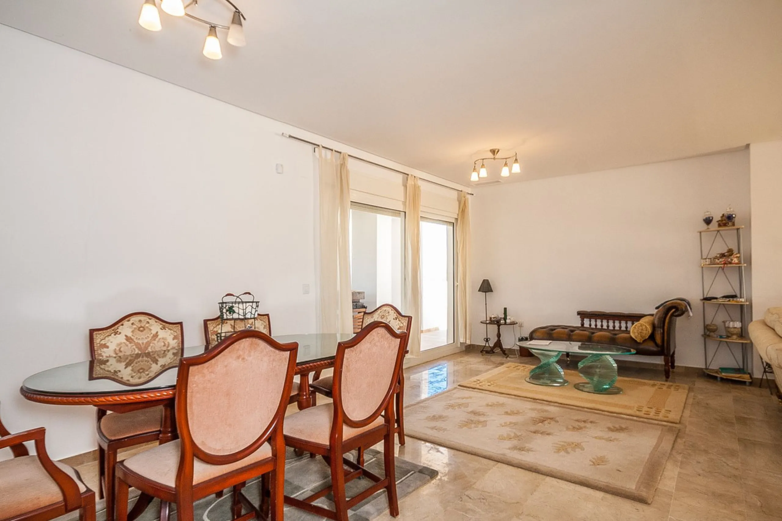 This spacious ground floor apartment in Riviera del Sol offers a perfect combination of comfort and convenience. The property features three bedrooms and three bathrooms, a bright and generous lounge dining area, and a fully fitted kitchen.