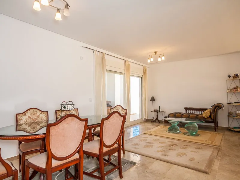 This spacious ground floor apartment in Riviera del Sol offers a perfect combination of comfort and convenience. The property features three bedrooms and three bathrooms, a bright and generous lounge dining area, and a fully fitted kitchen.