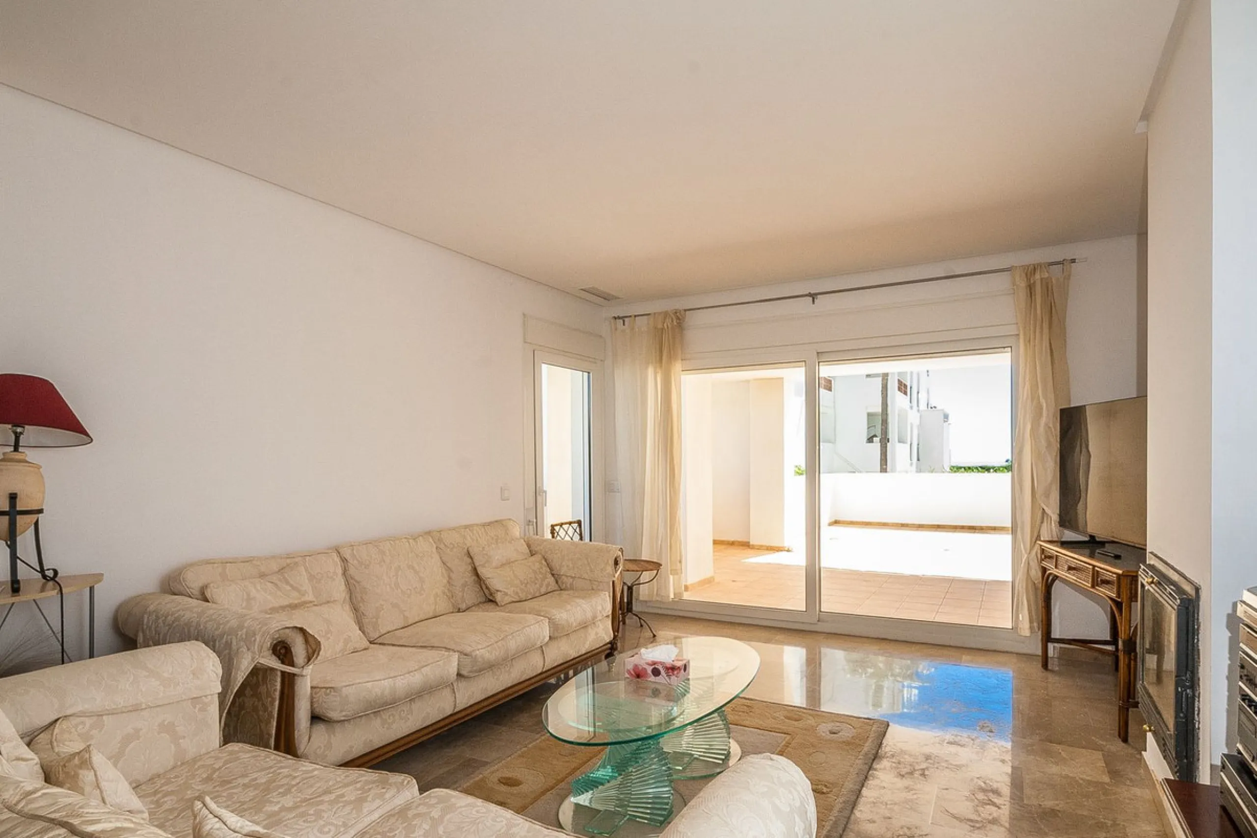 This spacious ground floor apartment in Riviera del Sol offers a perfect combination of comfort and convenience. The property features three bedrooms and three bathrooms, a bright and generous lounge dining area, and a fully fitted kitchen.