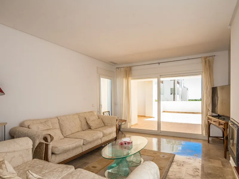 This spacious ground floor apartment in Riviera del Sol offers a perfect combination of comfort and convenience. The property features three bedrooms and three bathrooms, a bright and generous lounge dining area, and a fully fitted kitchen.