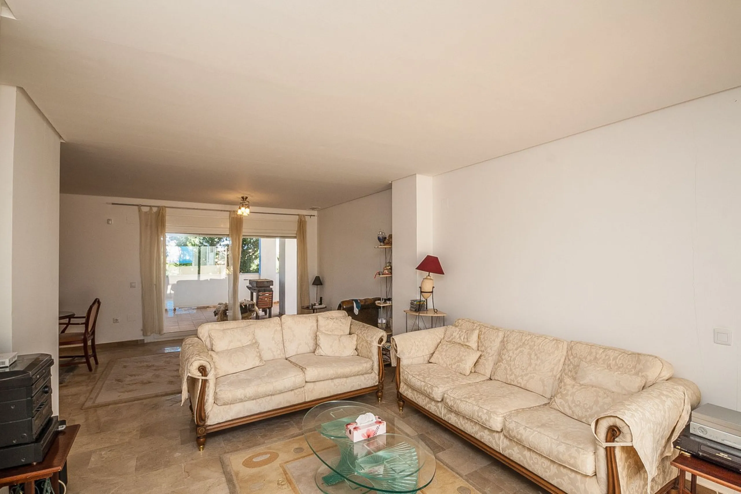 This spacious ground floor apartment in Riviera del Sol offers a perfect combination of comfort and convenience. The property features three bedrooms and three bathrooms, a bright and generous lounge dining area, and a fully fitted kitchen.