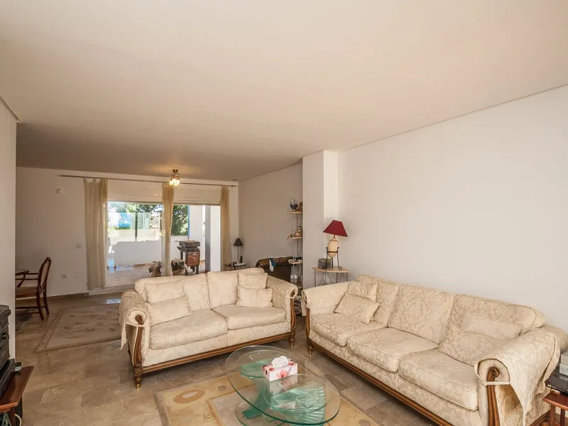 This spacious ground floor apartment in Riviera del Sol offers a perfect combination of comfort and convenience. The property features three bedrooms and three bathrooms, a bright and generous lounge dining area, and a fully fitted kitchen.