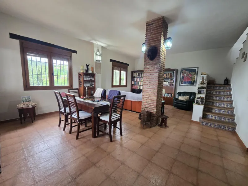House - Finca - Cortijo в продаже в Cártama, Málaga. В доме 5 спален и 1 ванных комнат. Площадь дома 253 м². Площадь участка 8000 м²