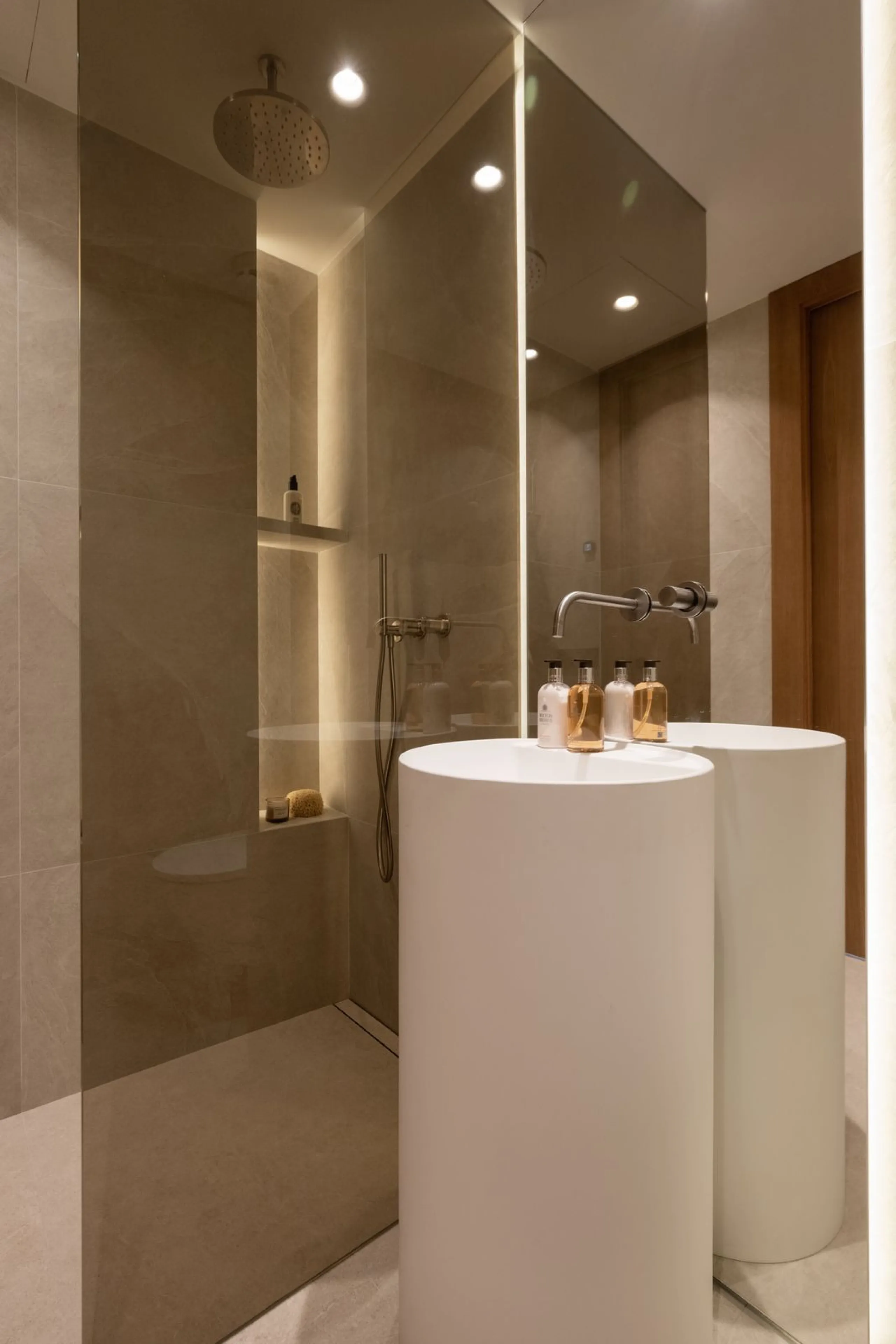 This elegant 4-bedroom, 4-bathroom townhouse in the heart of Aloha offers the perfect balance of style and convenience. With three en-suite bedrooms, it's designed for both comfort and privacy. The bright, open-plan living space flows onto spacious terrac