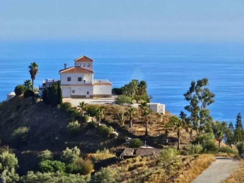 Exceptional Hilltop Villa with Panoramic Views