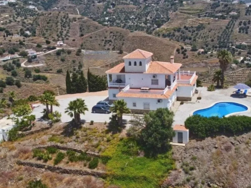 Exceptional Hilltop Villa with Panoramic Views