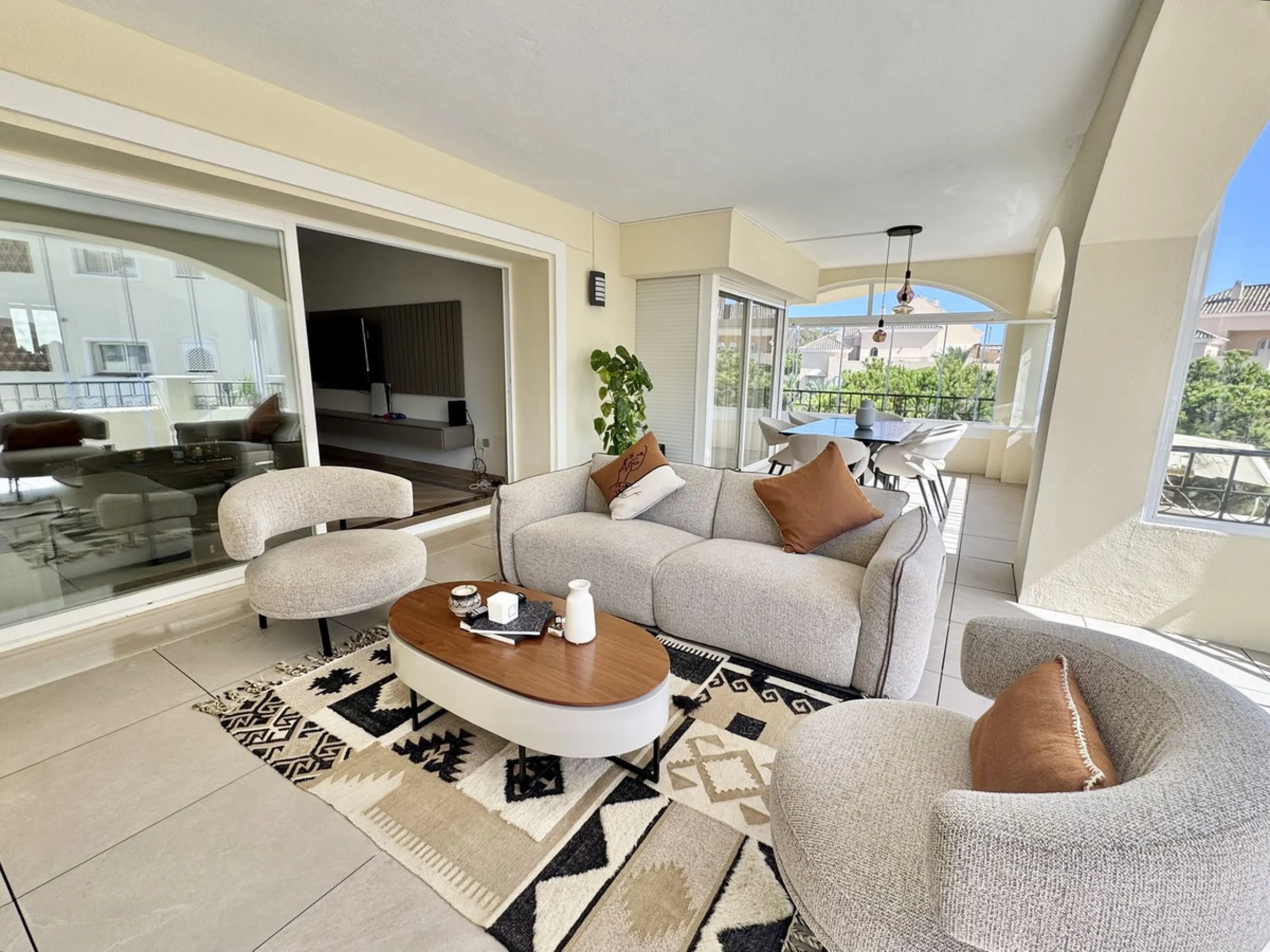 Stunning Three-Bedroom Apartment in Hacienda Playa, Elviria..