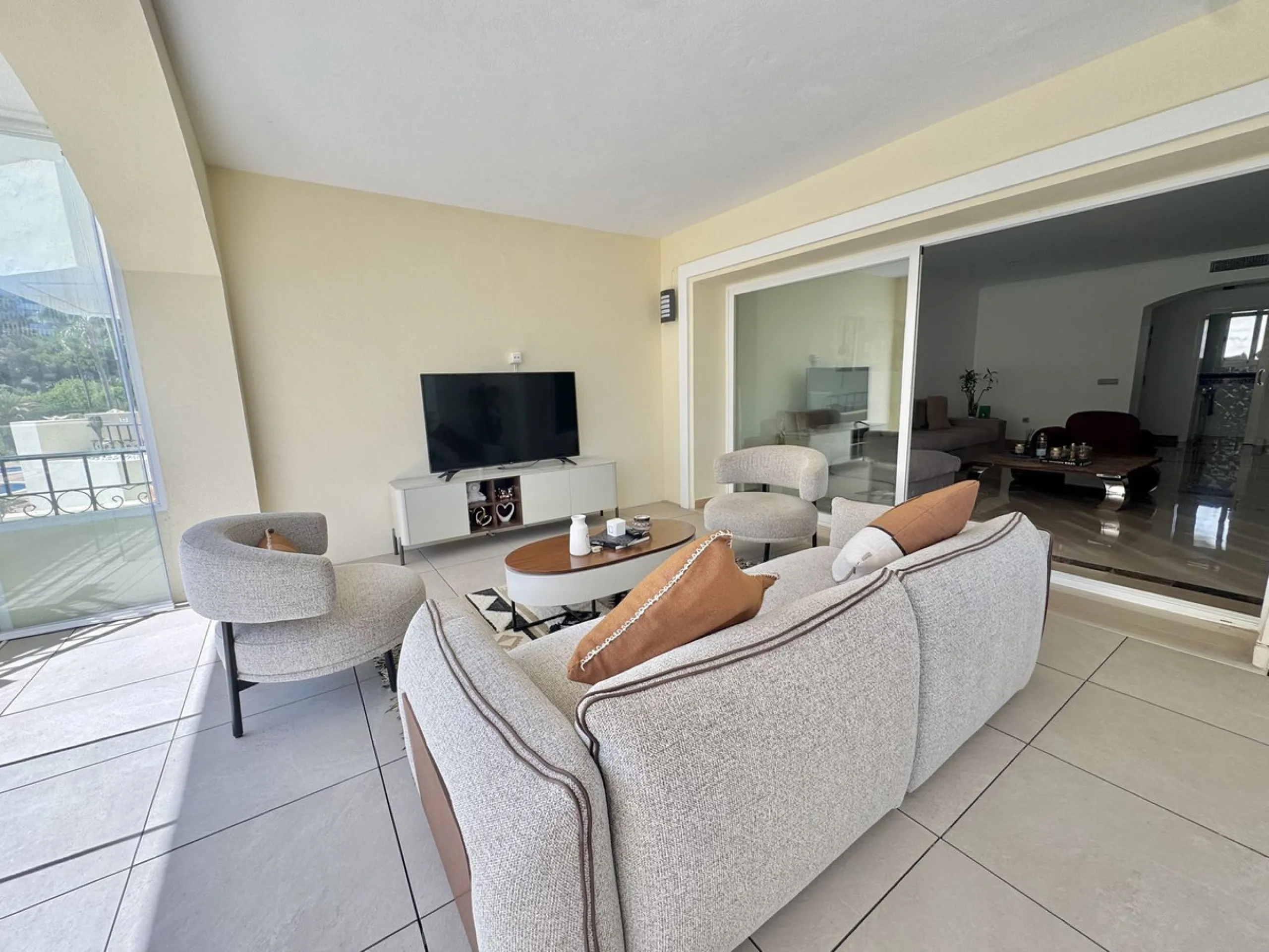 Stunning Three-Bedroom Apartment in Hacienda Playa, Elviria..