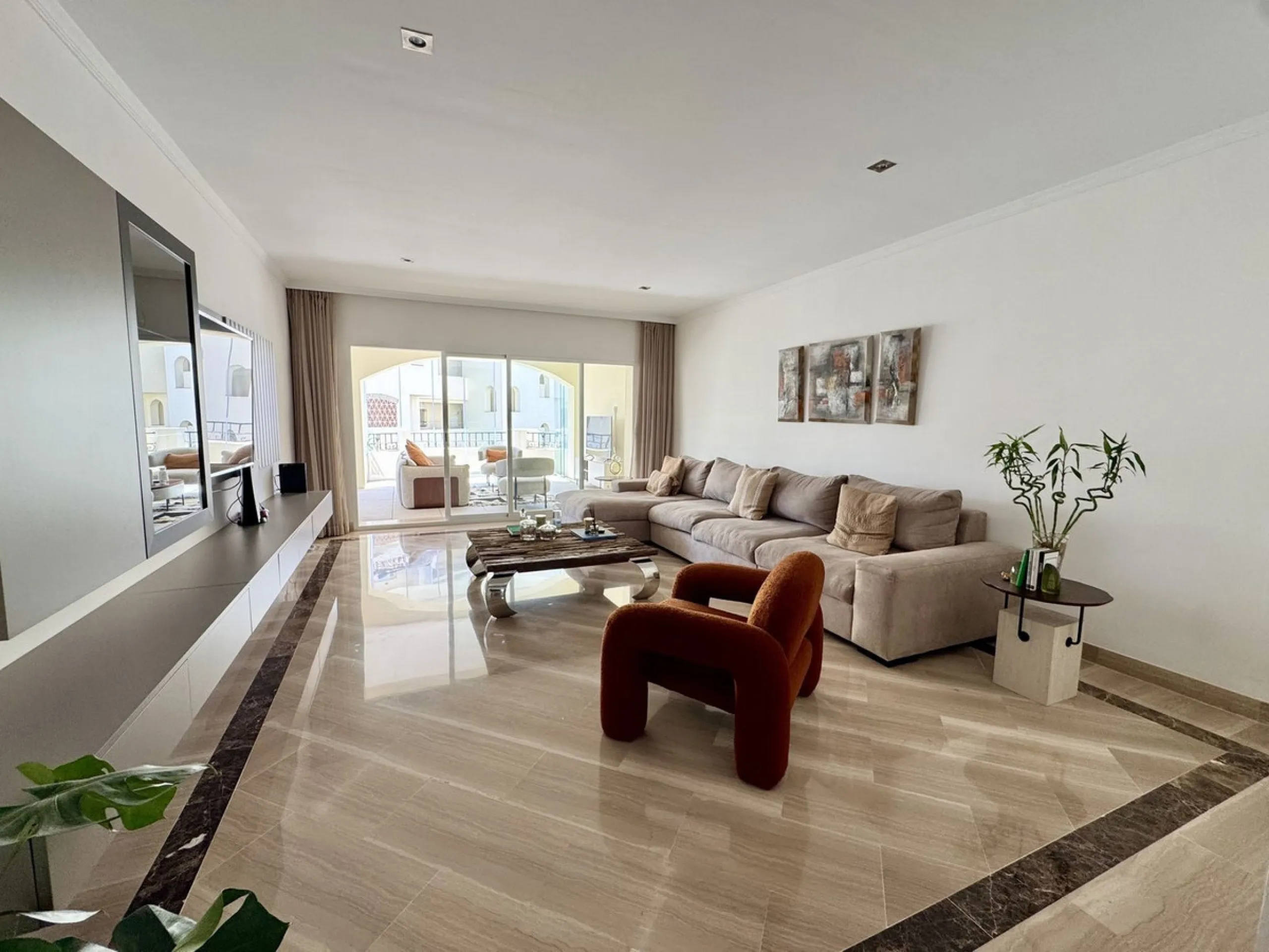 Stunning Three-Bedroom Apartment in Hacienda Playa, Elviria..