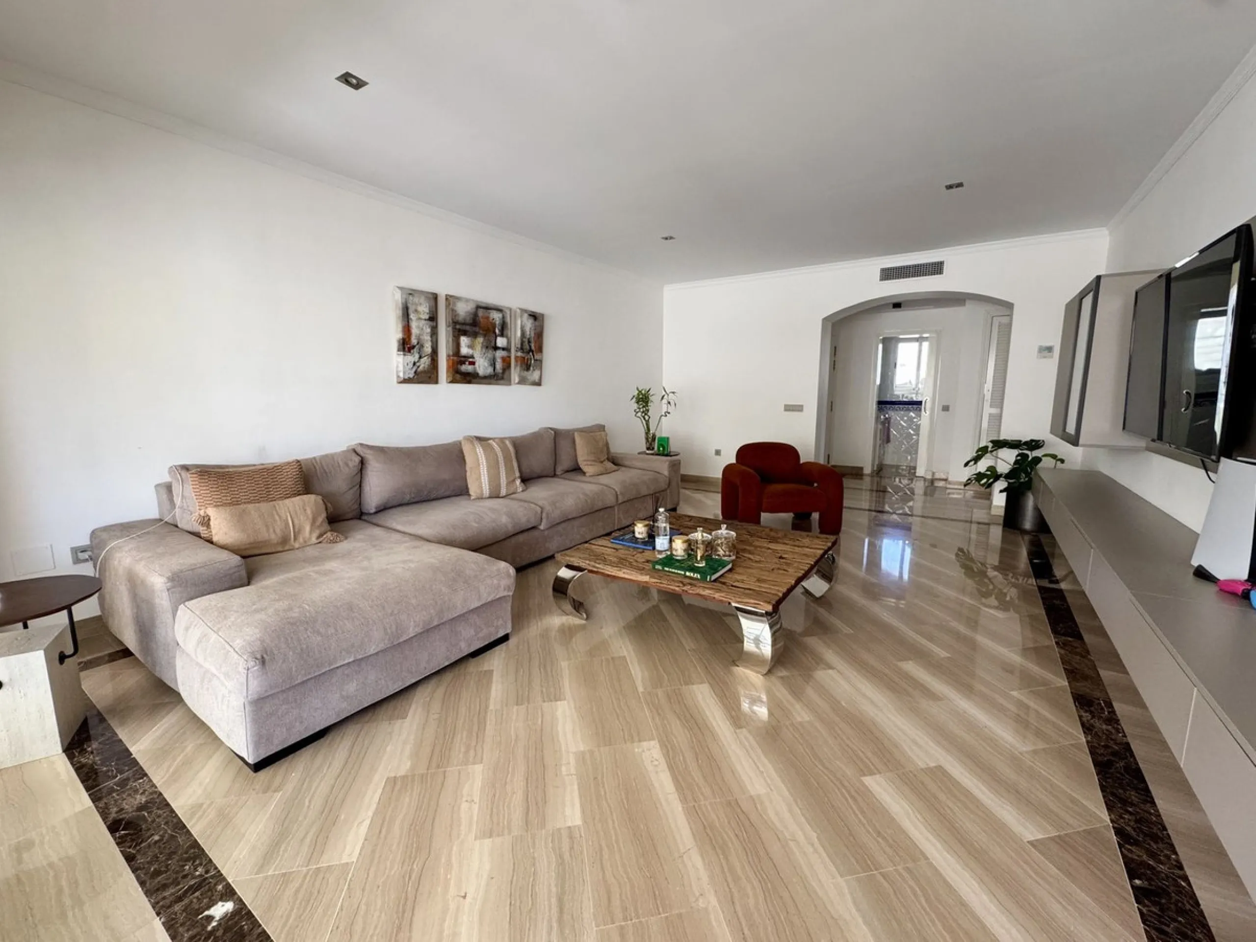 Stunning Three-Bedroom Apartment in Hacienda Playa, Elviria..