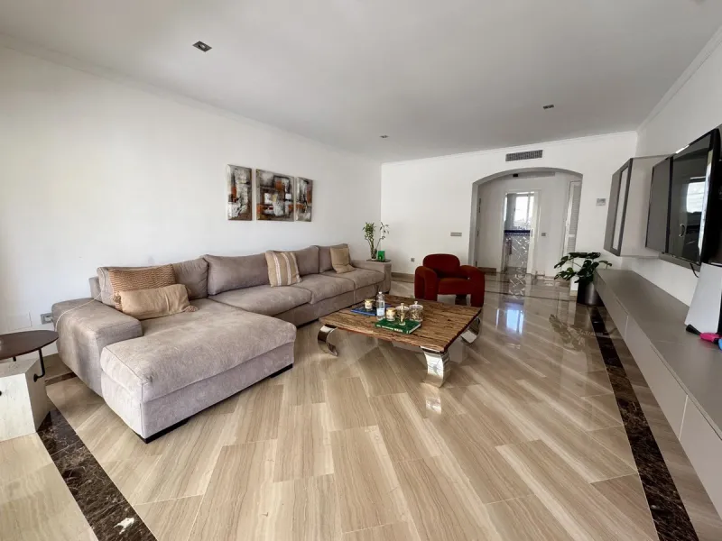 Stunning Three-Bedroom Apartment in Hacienda Playa, Elviria..