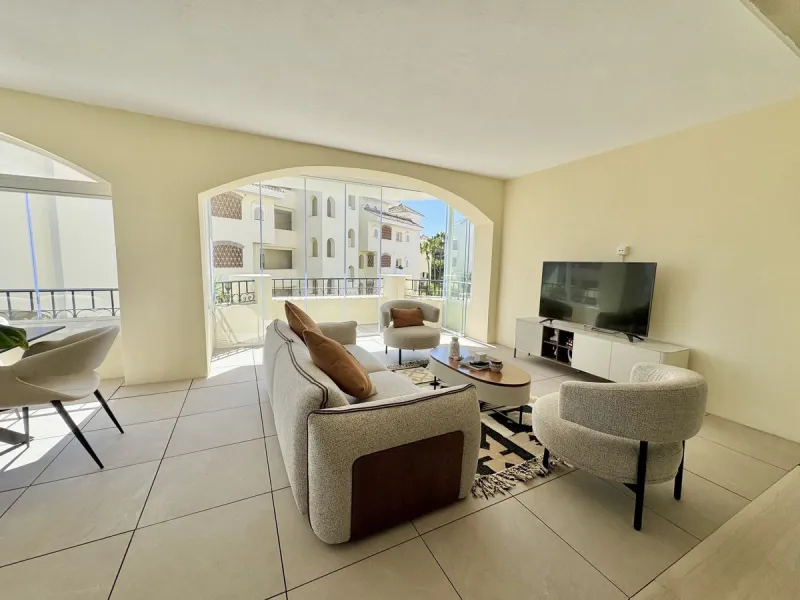 Stunning Three-Bedroom Apartment in Hacienda Playa, Elviria..