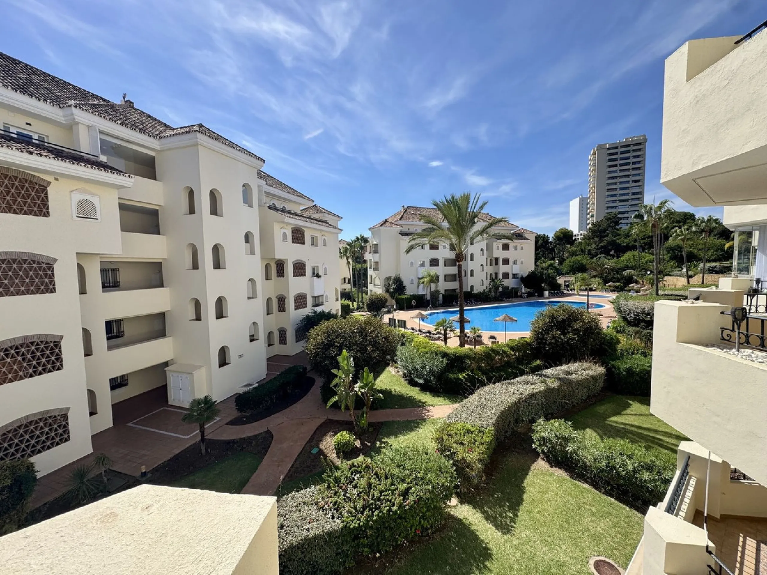 Stunning Three-Bedroom Apartment in Hacienda Playa, Elviria..