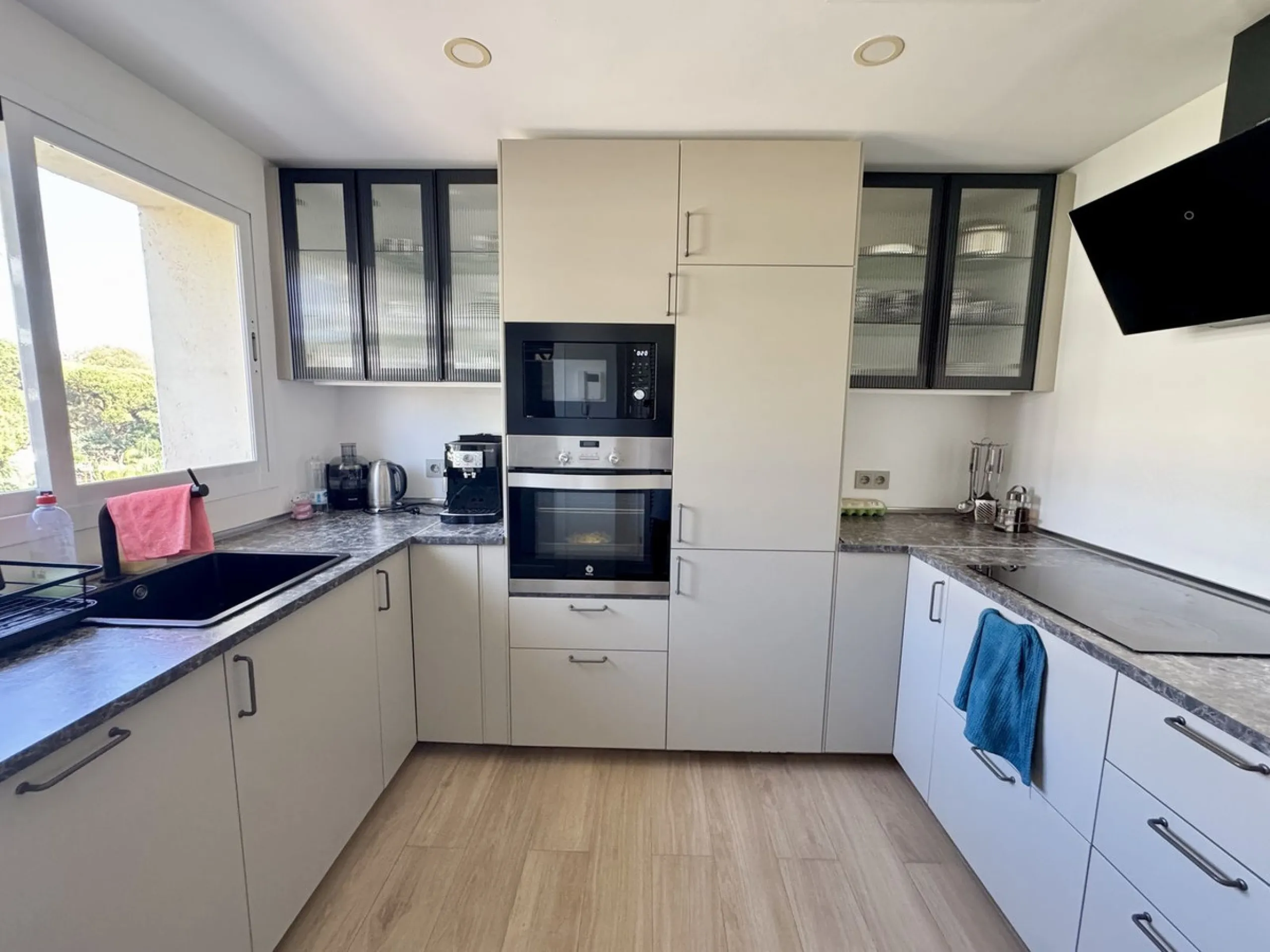 Stunning Three-Bedroom Apartment in Hacienda Playa, Elviria..