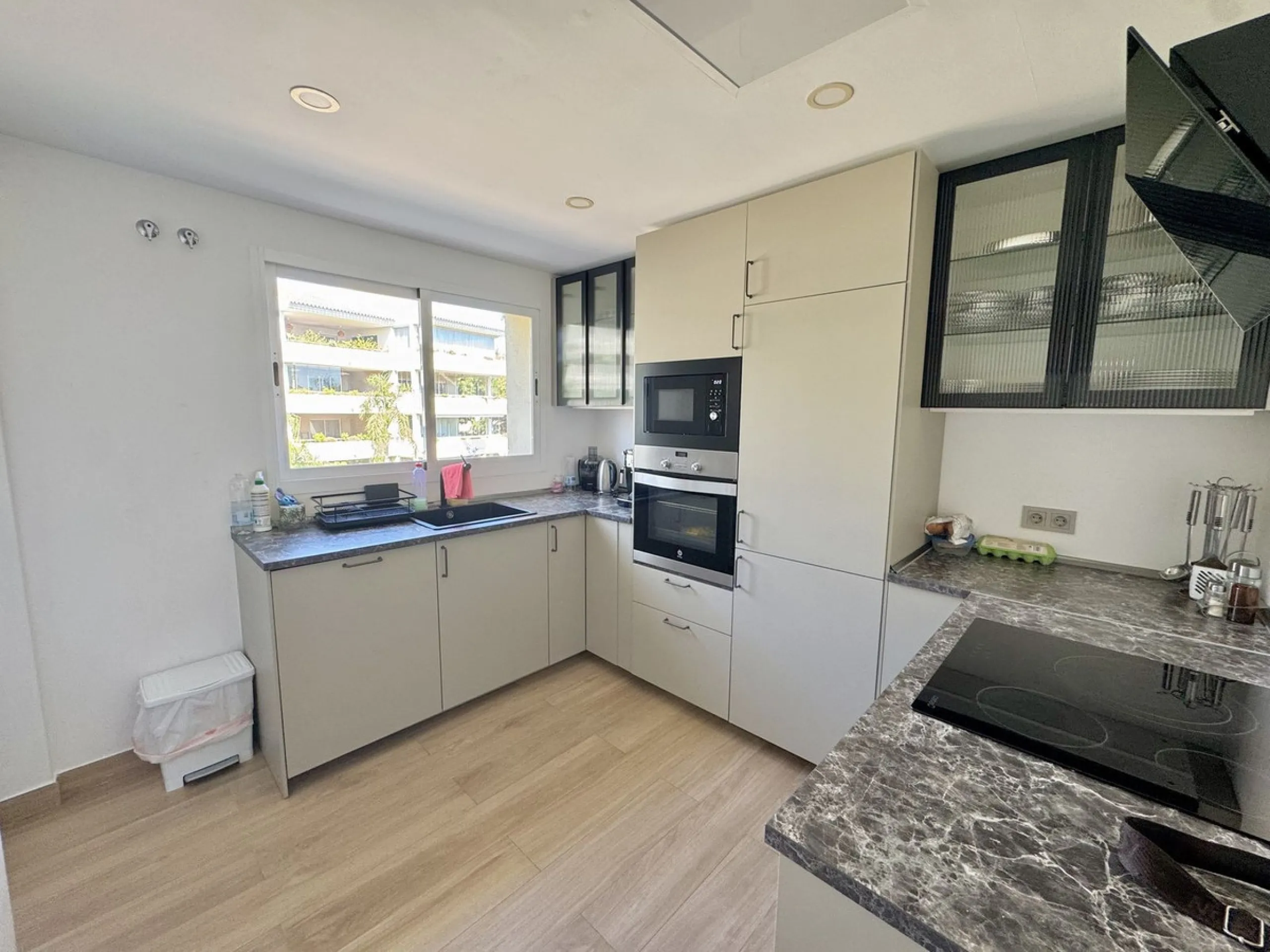 Stunning Three-Bedroom Apartment in Hacienda Playa, Elviria..