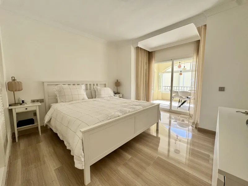 Stunning Three-Bedroom Apartment in Hacienda Playa, Elviria..