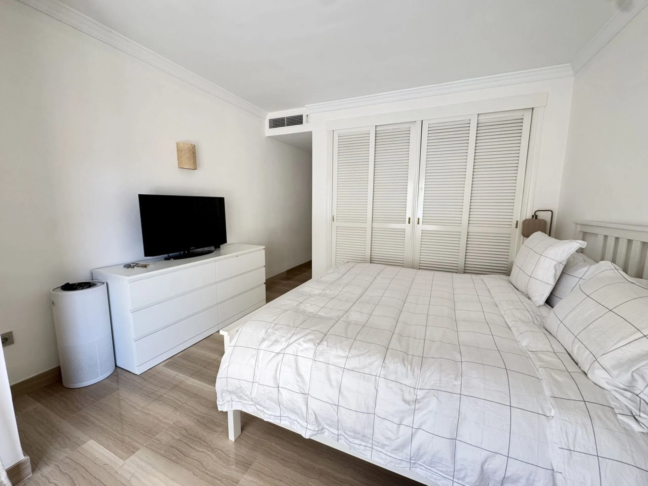 Stunning Three-Bedroom Apartment in Hacienda Playa, Elviria..