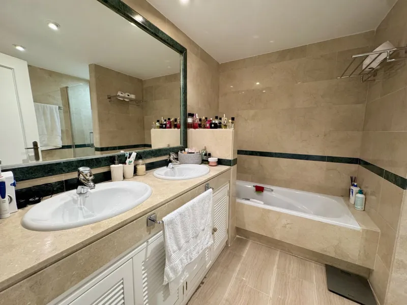 Stunning Three-Bedroom Apartment in Hacienda Playa, Elviria..