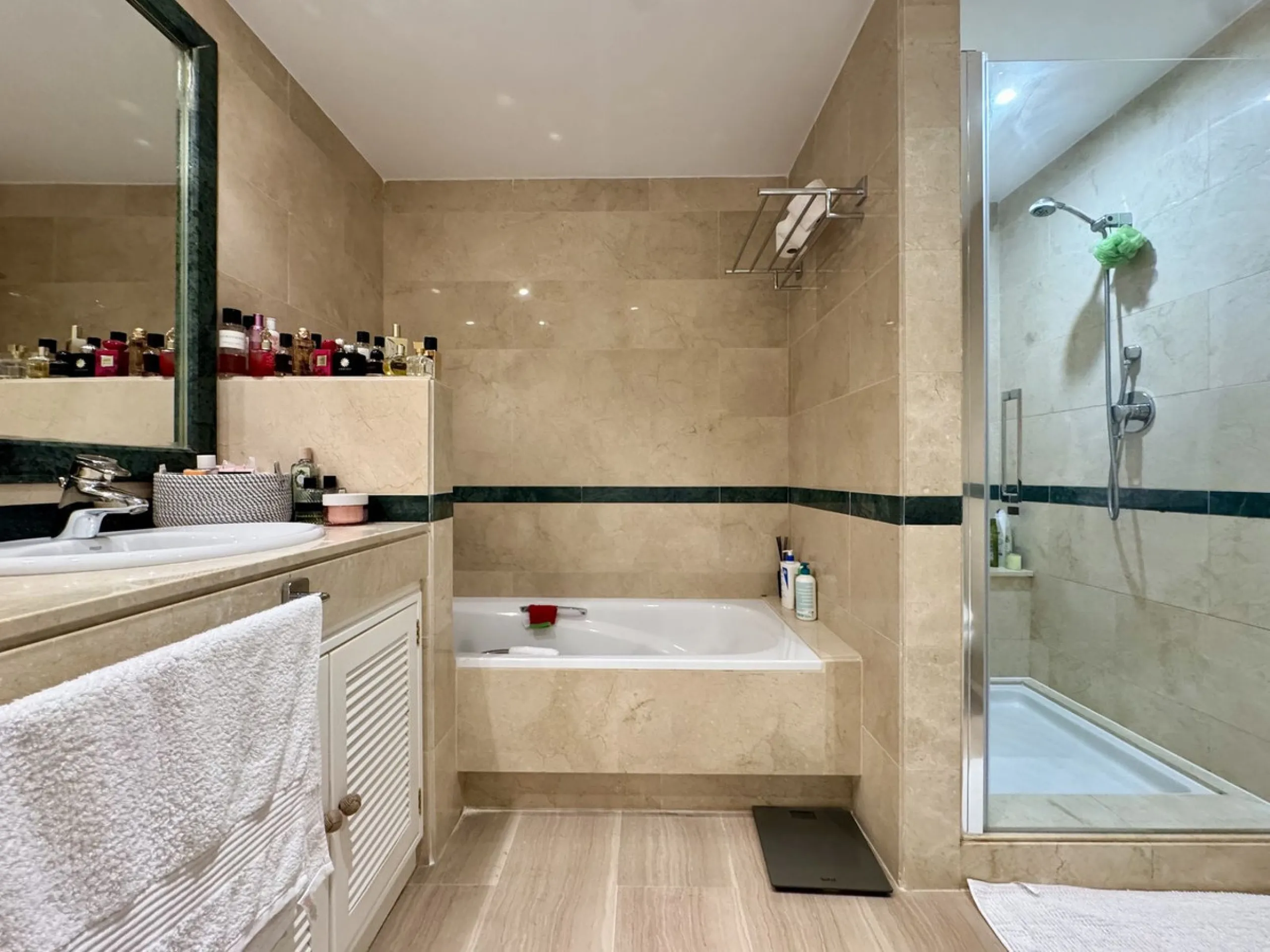 Stunning Three-Bedroom Apartment in Hacienda Playa, Elviria..